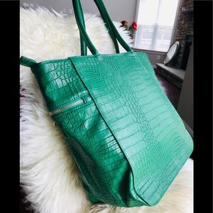 NWOT GORGEOUS KELLY GREEN PEBBLED TOTE